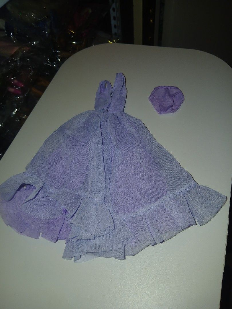 Elizabeth Taylor gown (Category: Kids Toys) located in Subic. Submitted by frncnjntmr22 (Listing ID 1470125916, Image 2). Description: no belt.