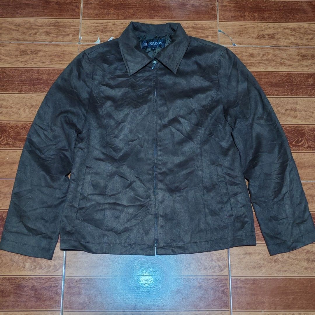 ELLESAISON Suede Jacket Brown Size M (Category: Coats, Jackets and Outerwear) located in Caloocan City. Submitted by calmfish.aae475 (Listing ID 1470061238, Image 1). Description: - Brand: ELLESAISON - Color: Dark Brown - Material: Faux Suede with quilted inner lining - Size: Medium (M) - Closure: Full front zipper - Features: Structured collar, long sleeves, and two front slip pockets - Design: Clean back with vertical panel stitching - Conditio