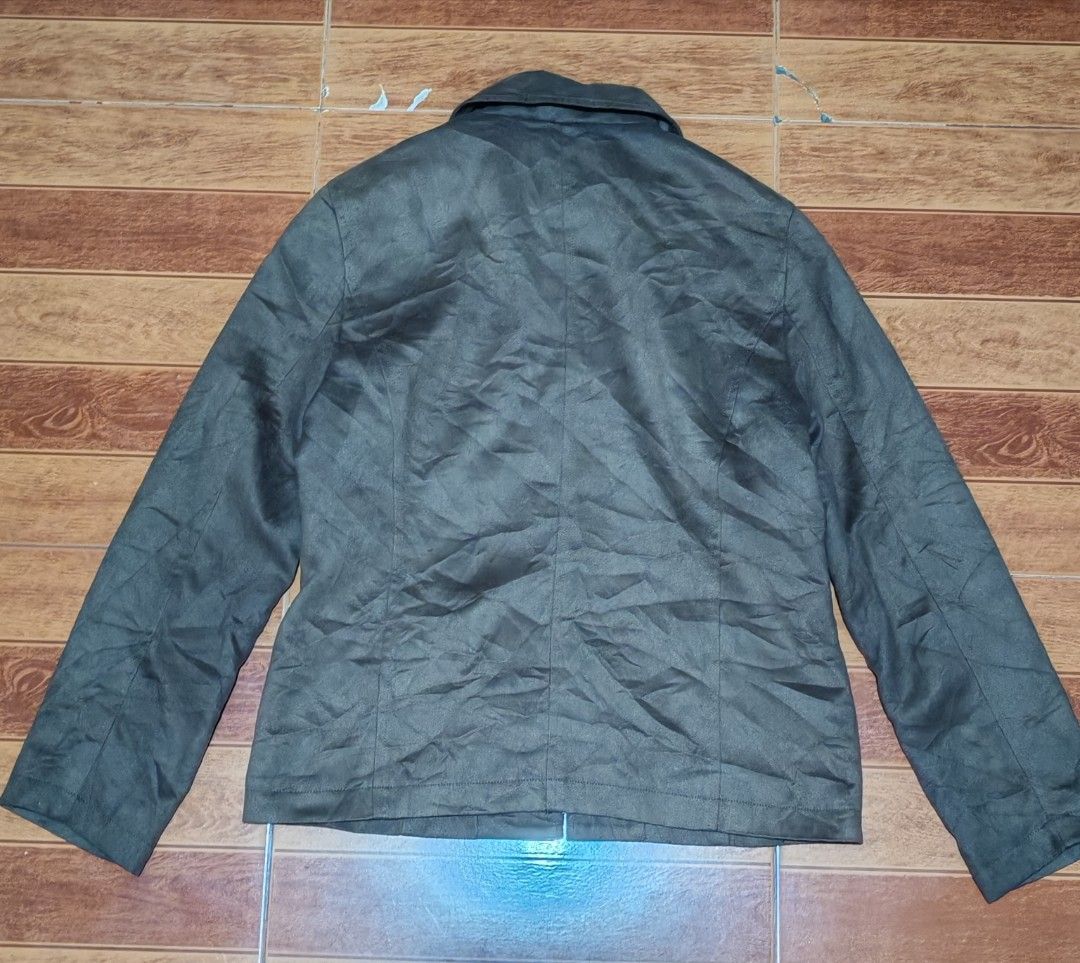 ELLESAISON Suede Jacket Brown Size M (Category: Coats, Jackets and Outerwear) located in Caloocan City. Submitted by calmfish.aae475 (Listing ID 1470061238, Image 3). Description: - Brand: ELLESAISON - Color: Dark Brown - Material: Faux Suede with quilted inner lining - Size: Medium (M) - Closure: Full front zipper - Features: Structured collar, long sleeves, and two front slip pockets - Design: Clean back with vertical panel stitching - Conditio