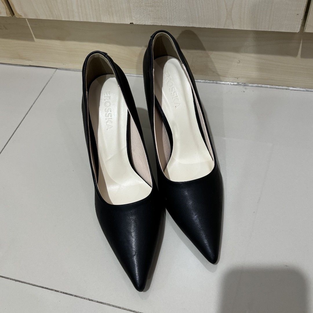 Erosska Black Pointed Toe Stiletto Heels Size 37 (Category: Heels) located in Quezon City. Submitted by slvrbullet (Listing ID 1470139176, Image 1). Description: - Brand: Erosska - Size: 37 - Color: Classic Black with light cream inner lining - Style: Minimalist pointed-toe stiletto - Condition: Clean soles, protective caps already attached on tips - Versatile: Perfect for office wear or evening events.