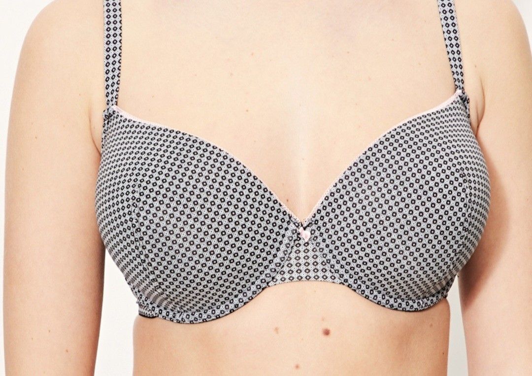 Esprit Patterned Underwire Bra (Category: Undergarments & Loungewear) located in Manila. Submitted by crejzshoppe (Listing ID 1470013756, Image 3). Description: > Size 34A as per tag but the band length seems like 32 Cup B. It's too tight for 34, You need to use an extender > Light padded - Brand: Esprit (Authentic bought in France) - Style: Underwire bra with adjustable straps and back hook-and-eye closure - Design: Chic grey and black small geo