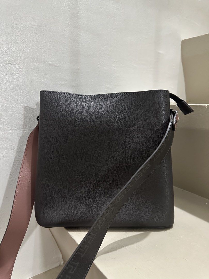 Esquire Grey Bucket Bag with Pink Strap (Category: Shoulder Bags) located in General Trias. Submitted by anjmp (Listing ID 1470134543, Image 2). Description: - Brand: Esquire ✅ almost new ✅ no issues, super ganda ng leather Sulit na sulit ‘to .