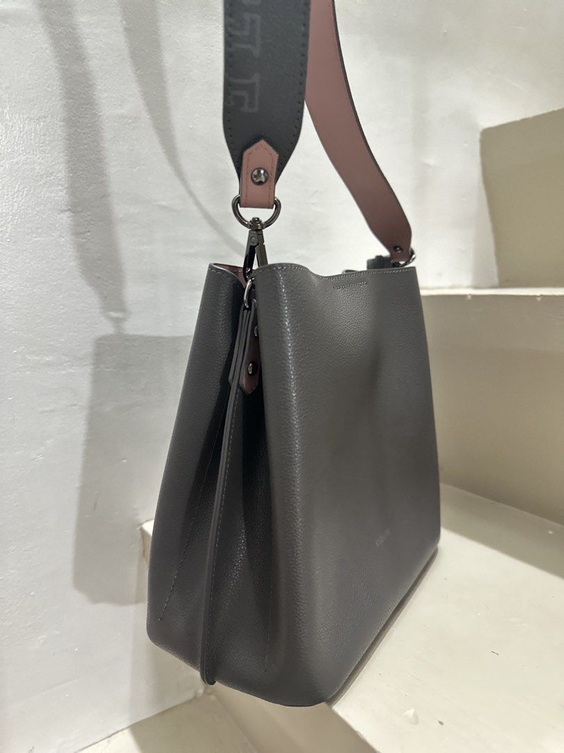 Esquire Grey Bucket Bag with Pink Strap (Category: Shoulder Bags) located in General Trias. Submitted by anjmp (Listing ID 1470134543, Image 3). Description: - Brand: Esquire ✅ almost new ✅ no issues, super ganda ng leather Sulit na sulit ‘to .