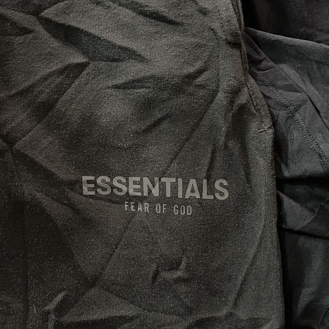 ESSENTIAL FOG SHORT (Category: Shorts) located in Sipalay. Submitted by trustmeyoullbefine (Listing ID 1469998116, Image 3). Description: Size medium 30-34W 19L Excellent condition No flaws Need wash only.