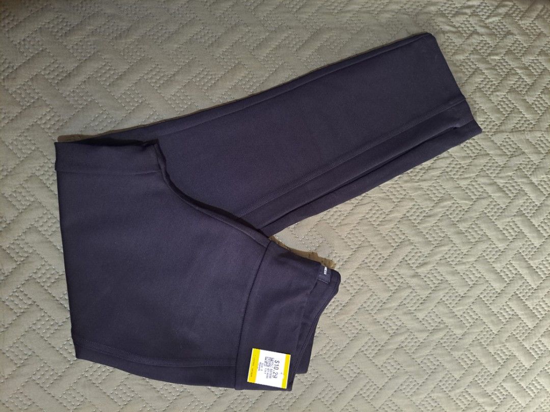 Express Black Pants Size XS (Category: Jeans) located in Manila. Submitted by kayliz.7 (Listing ID 1470011356, Image 1). Description: - Color: Black - Size: XS - Style: Classic pull-on with structured fabric and clean lines - Fit: Tailored, easy to pair with casual or work tops - Condition: Minimal wear overall, a great basic wardrobe staple.