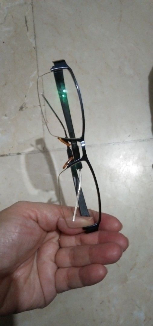 Swissflex eyeglasses some flaw (Category: Sunglasses & Eyewear) located in Quezon City. Submitted by eidorableshop (Listing ID 1470123848, Image 3). Description: .