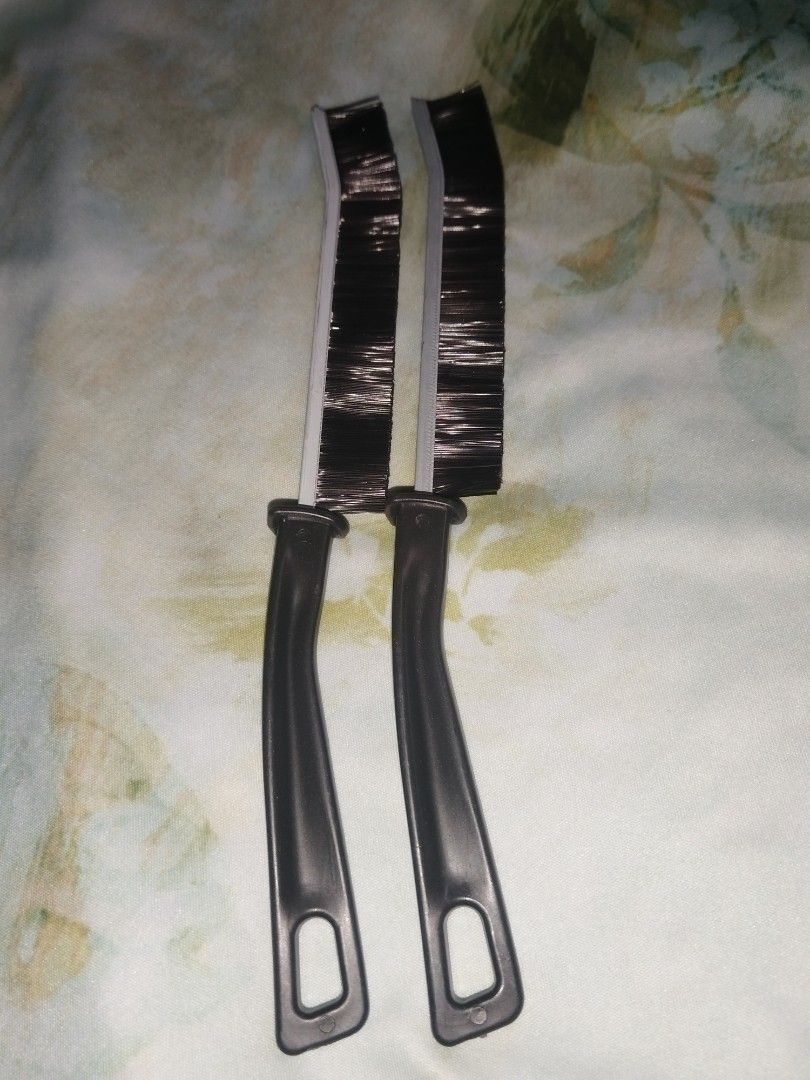Fan Grille Cleaning Brush Dust Duster Tool Set (Category: Cleaning Tools & Supplies) located in Caloocan City. Submitted by ltriciamae (Listing ID 1469964650, Image 2). Description: - 2-piece electric fan cleaning brush set - Dense black bristles trap dust easily - Clean narrow slats and fan grilles without disassembling - Comfortable curved handle with a convenient hanging hole - Speeds up your daily household cleaning routine.