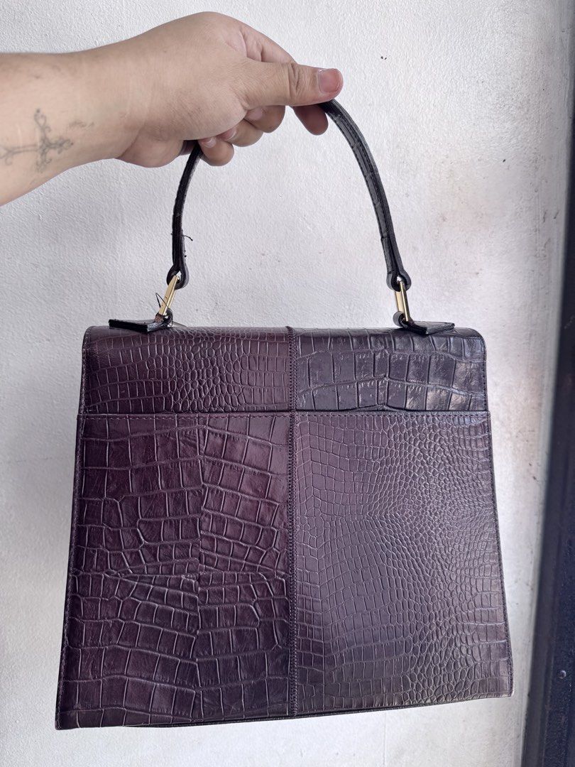 Faux CROCODILE Embossed finish -ELLEN TRACY (Category: Purses & Pouches) located in Manila. Submitted by thriftyhaven2023 (Listing ID 1469973039, Image 3). Description: No flaws Brand new condition.