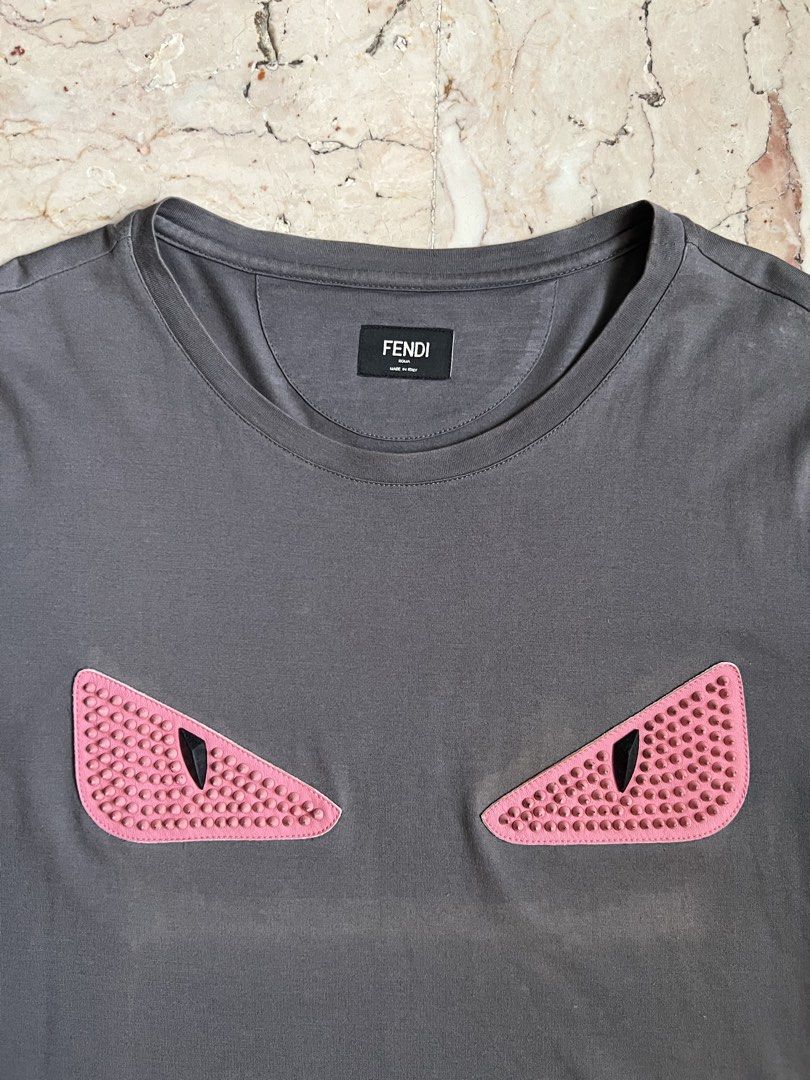 Fendi Bag Bugs Eyes T-shirt Men (Category: Tshirts & Polo Shirts ) located in San Jacinto. Submitted by rex_finds (Listing ID 1470000848, Image 1). Description: Fendi Bag Bugs Eyes T-shirt Men 100 % Authentic 💯💯💯 Complete tags with serial code Bag Bigs Eyes is leather No issue Size: Large Dimes: 18x27 inches Armpit to armpit: 21.5 inches Price is negotiable Feel free to give a reasonable offer PM for more info .