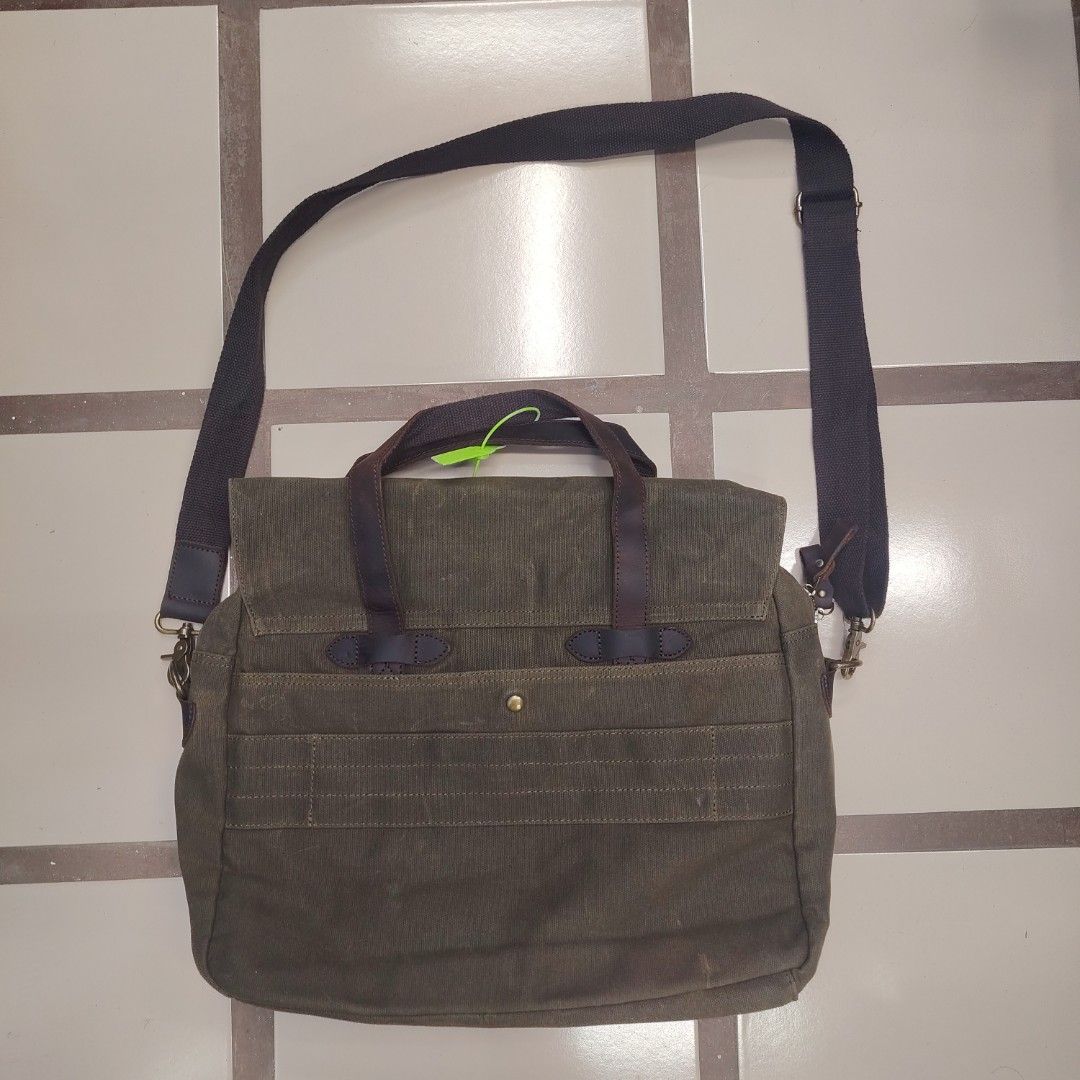 Filson alt. BRIEF CASE bag (Category: Briefcases) located in Daraga. Submitted by flip2fit (Listing ID 1470140820, Image 2). Description: 18 width 11 length Excellent Condition.