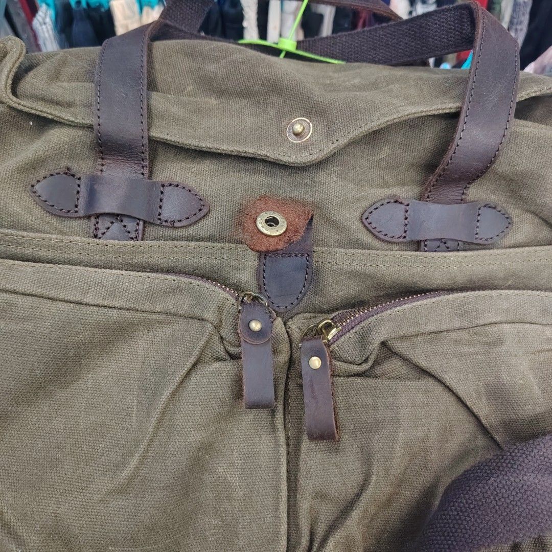 Filson alt. BRIEF CASE bag (Category: Briefcases) located in Daraga. Submitted by flip2fit (Listing ID 1470140820, Image 3). Description: 18 width 11 length Excellent Condition.