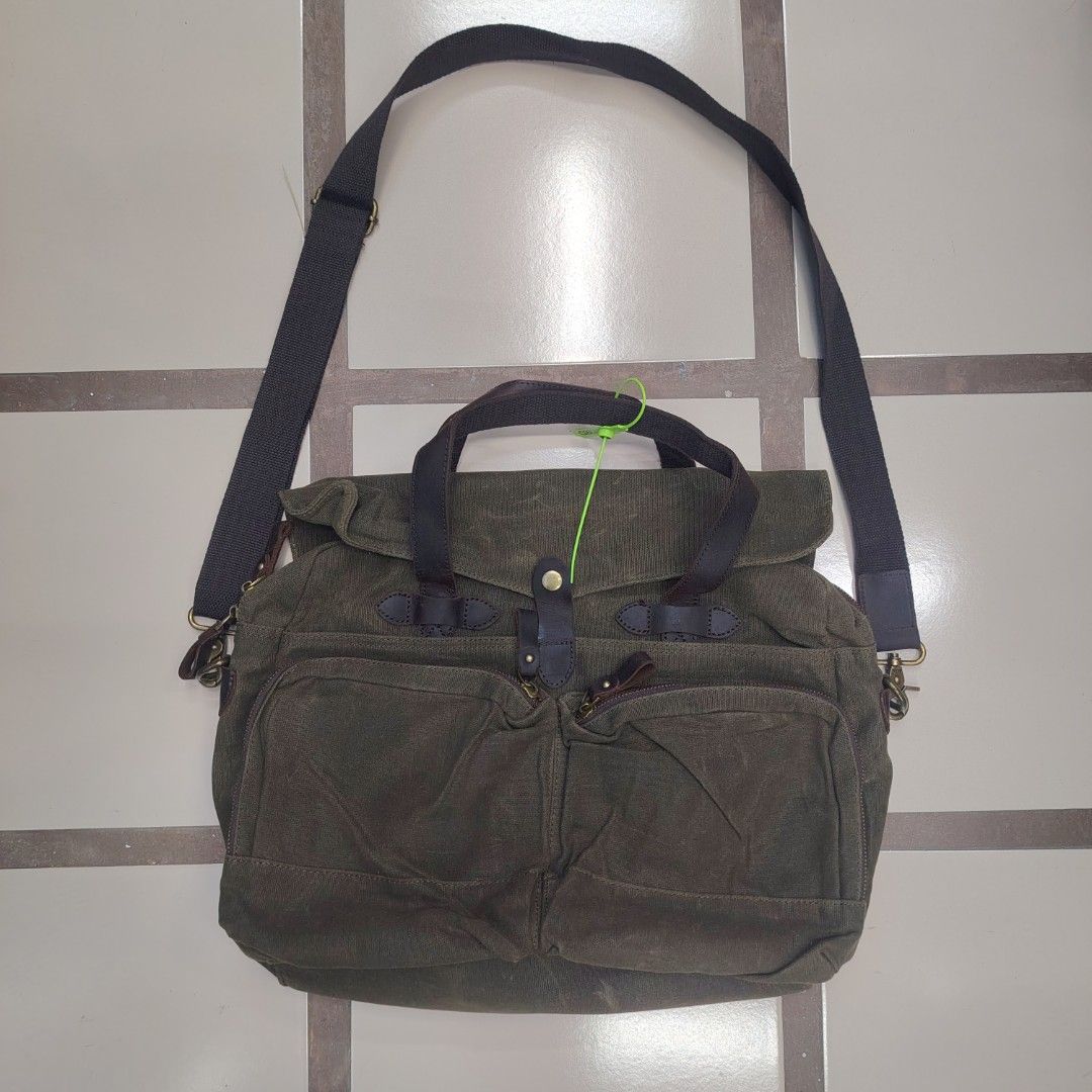 Filson alt. BRIEF CASE bag (Category: Briefcases) located in Daraga. Submitted by flip2fit (Listing ID 1470140820, Image 1). Description: 18 width 11 length Excellent Condition.