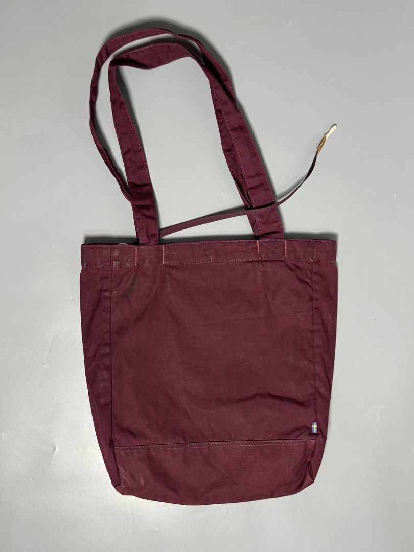 Fjallraven Tote (Category: Tote Bags) located in Las Pinas. Submitted by weryouat (Listing ID 1470033680, Image 2). Description: Fjallraven Tote No.3🚨🚨🚨⛰️ G1000 waxed fabric Excellent condition 100% Cotton Can be carried in hand or on the shoulder Made from G-1000 Original and G-1000 Heavy-duty Main compartment has buttoned closure and a self-closing construction that keeps contents in place when handles are tightened Zippered front pocket. Se