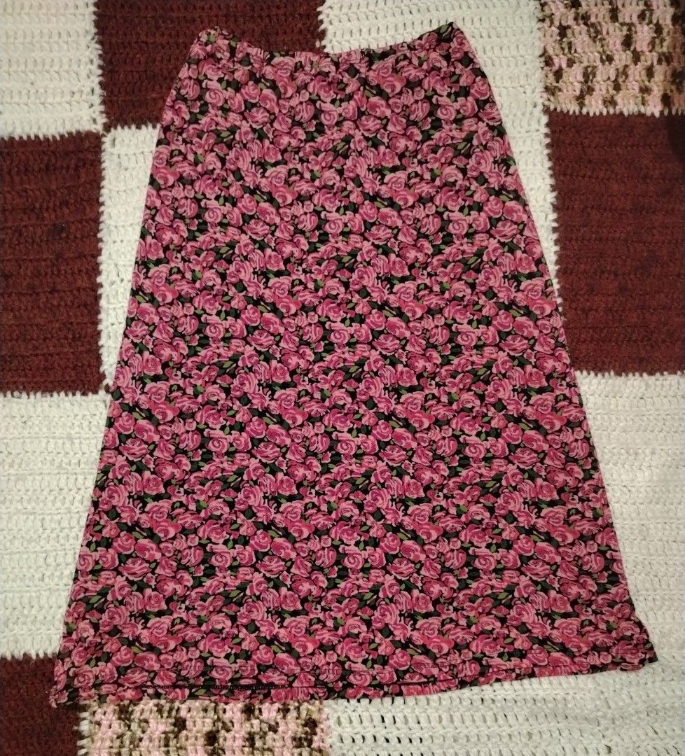 Floral midi skirt (Category: Skirts) located in Batangas. Submitted by themostbyz (Listing ID 1470088005, Image 1). Description: - Style: Black midi skirt with a romantic pink rose floral pattern - Fit: Pull-on style featuring a comfortable elastic waistband - Material: 100% polyester with a smooth, premium inner lining - Size: Small (tag attached) - Origin: Made in Taiwan - Perfect for: Casual outings, dates, or office wear.