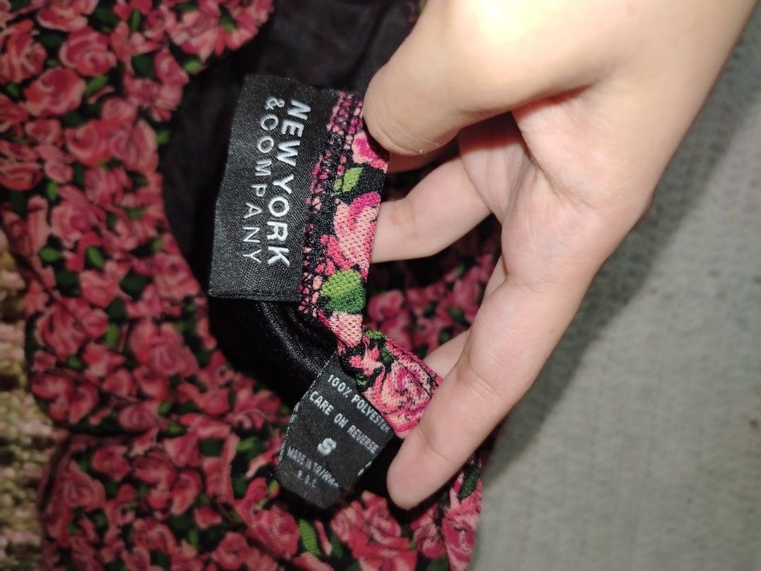 Floral midi skirt (Category: Skirts) located in Batangas. Submitted by themostbyz (Listing ID 1470088005, Image 2). Description: - Style: Black midi skirt with a romantic pink rose floral pattern - Fit: Pull-on style featuring a comfortable elastic waistband - Material: 100% polyester with a smooth, premium inner lining - Size: Small (tag attached) - Origin: Made in Taiwan - Perfect for: Casual outings, dates, or office wear.