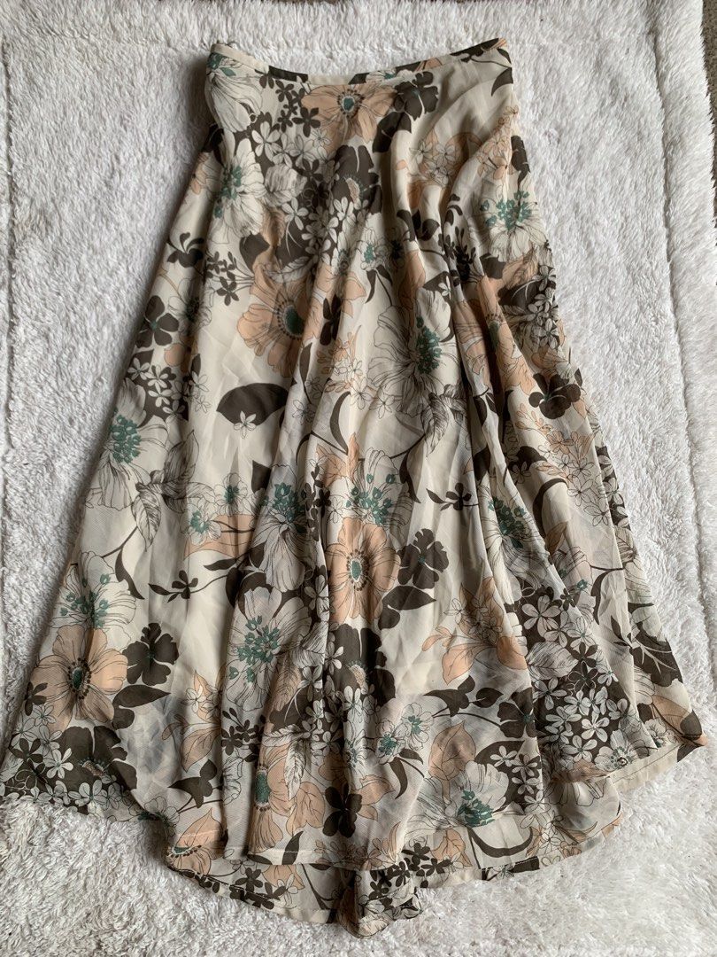 Flowy floral Skirt (Category: Skirts) located in Davao. Submitted by calli_2219 (Listing ID 1470081822, Image 1). Description: High quality fabric Flowy with floral print Size: 30-32 Length: 33-35.