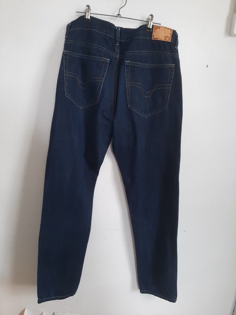 Folded&hung jeans (Category: Jeans) located in Las Pinas. Submitted by cj_e06 (Listing ID 1469958720, Image 3). Description: waist 32.