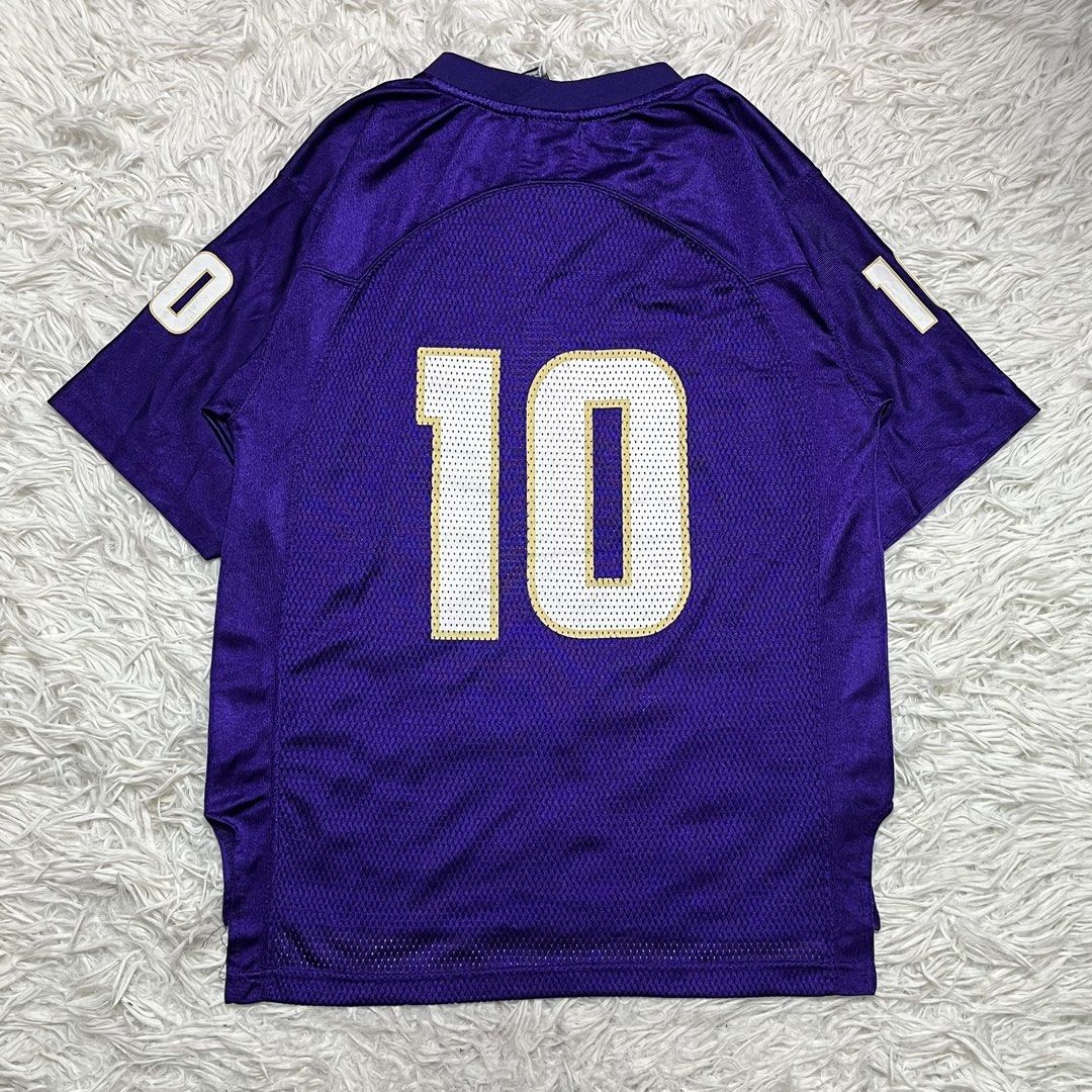 Football jersey (Category: Activewear) located in Baguio. Submitted by sellingtonshop (Listing ID 1469976289, Image 2). Description: u23. Washington Huskeys Football Jersey #10 Size: Youth Large fits S mens or M-L womens Dimes: 26.5*21 Condition: very good Issue: signs of usage on print Mine: 580 Steal: 680 Grab: 780.