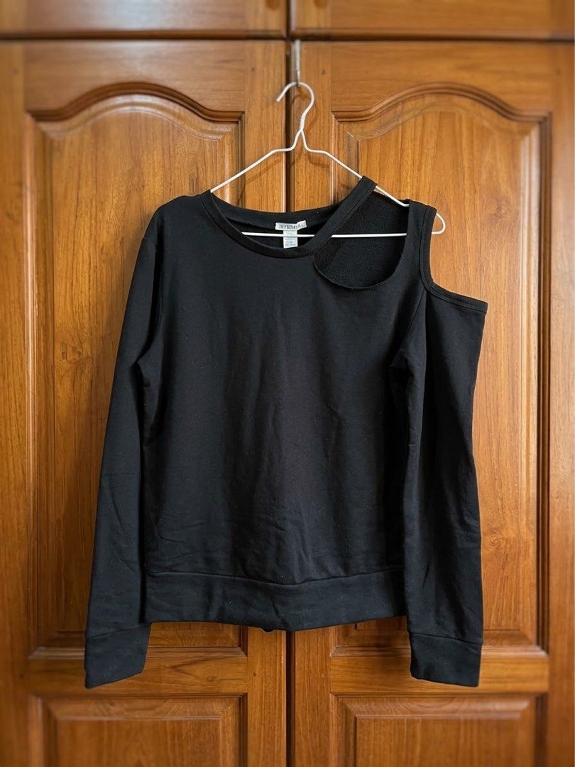 Forever 21 Black Cold Shoulder Sweatshirt (Category: Longsleeves) located in Marikina City. Submitted by sakura_07 (Listing ID 1469971126, Image 1). Description: - Brand: Forever 21 - Color: Classic Black - Size: XS - Style: Long sleeve pullover with trendy cold shoulder cutouts - Interior: Soft and comfortable fleece lining - Details: Ribbed cuffs and hem - Origin: Made in the Philippines.
