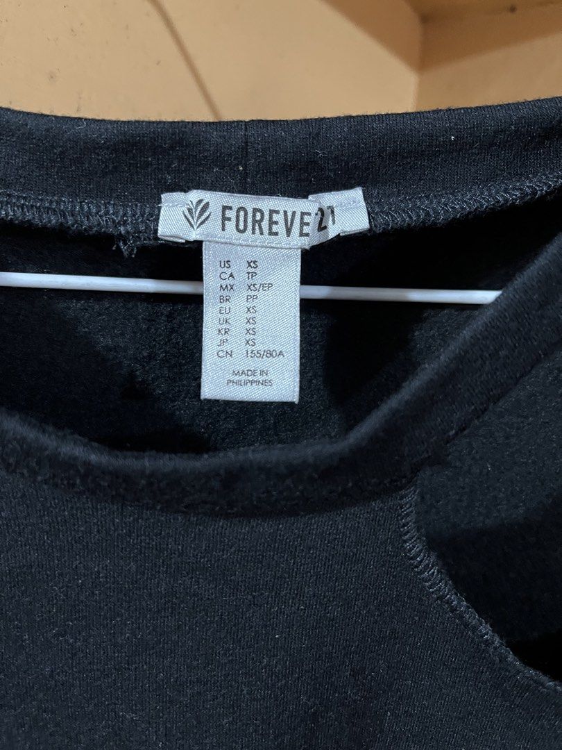 Forever 21 Black Cold Shoulder Sweatshirt (Category: Longsleeves) located in Marikina City. Submitted by sakura_07 (Listing ID 1469971126, Image 2). Description: - Brand: Forever 21 - Color: Classic Black - Size: XS - Style: Long sleeve pullover with trendy cold shoulder cutouts - Interior: Soft and comfortable fleece lining - Details: Ribbed cuffs and hem - Origin: Made in the Philippines.