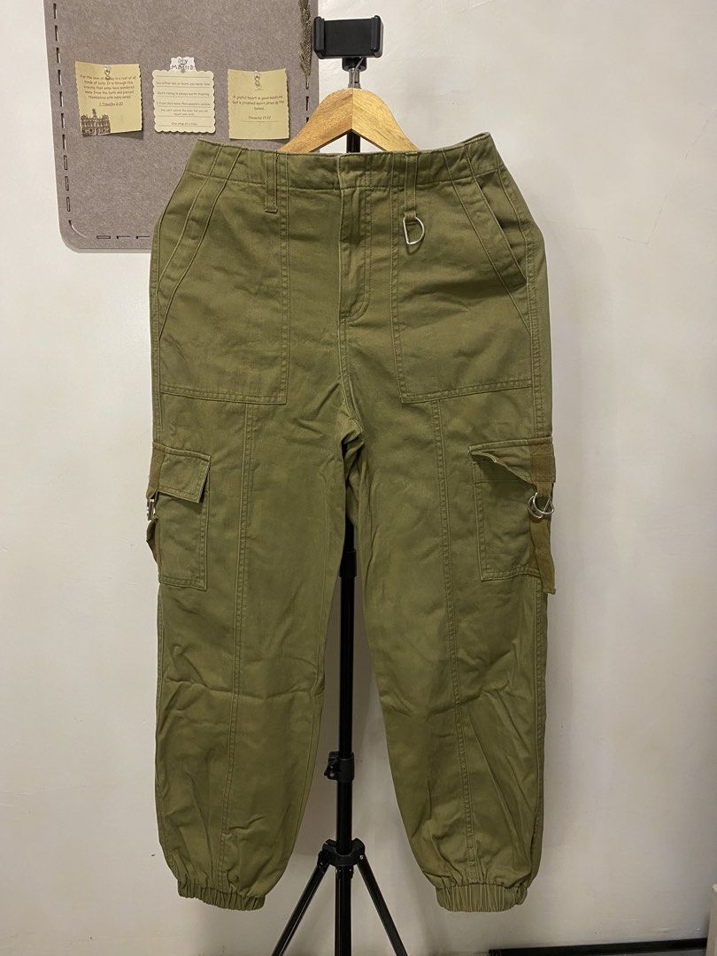 FOREVER 21 CARGO PANTS (Category: Other Bottoms) located in Baguio. Submitted by fashionfinds1999 (Listing ID 1470095905, Image 1). Description: OLIVE GREEN 29 waistline elasticized ankle hem no issue.