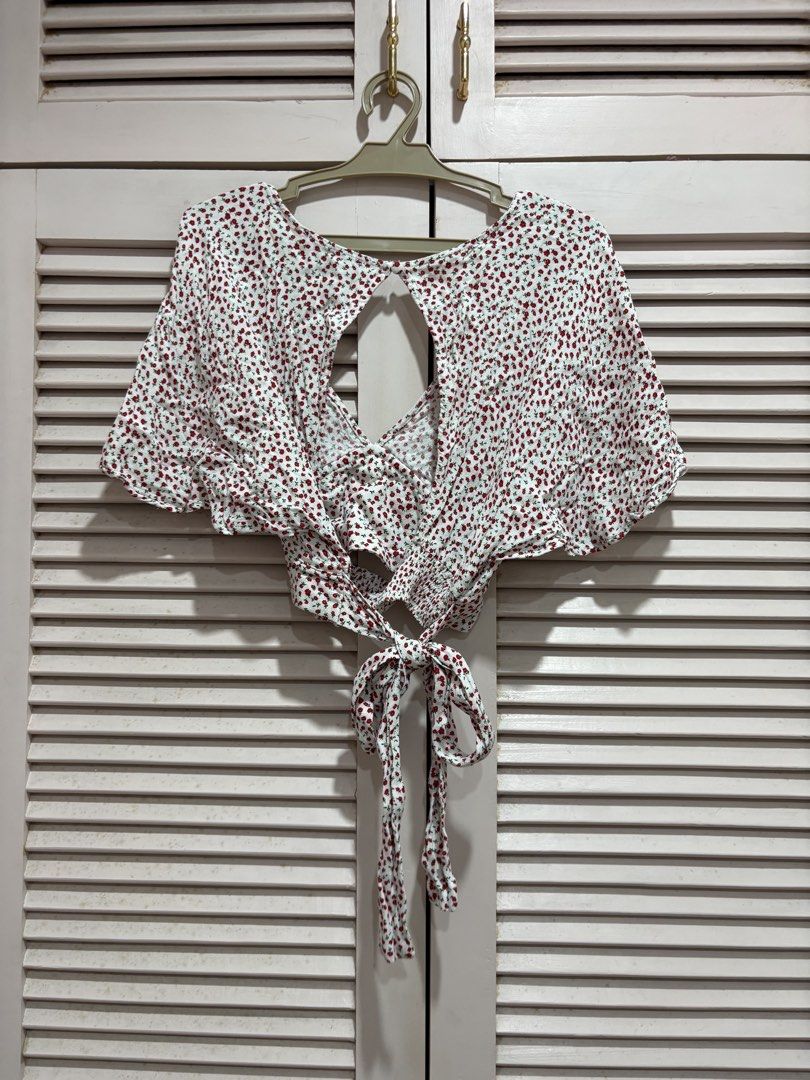 Forever 21 Floral Crop Top (Category: Blouses) located in Muntinlupa City. Submitted by sukimum (Listing ID 1469985711, Image 2). Description: Has a deep v-neckline and a cutout back. Great for casual wear!.