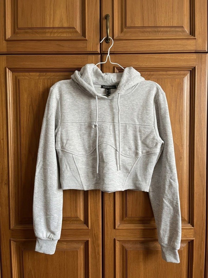Forever 21 Grey Cropped Hoodie Size M (Category: Coats, Jackets and Outerwear) located in Marikina City. Submitted by sakura_07 (Listing ID 1469970035, Image 1). Description: - Brand: Forever 21 - Size: M - Color: Light grey - Style: Cropped hoodie with trendy corset-style seam detailing - Features: Long sleeves with ribbed cuffs, matching drawstring hood, and a soft fleece interior lining - Condition: Brand new with tag attached - Perfect for: C
