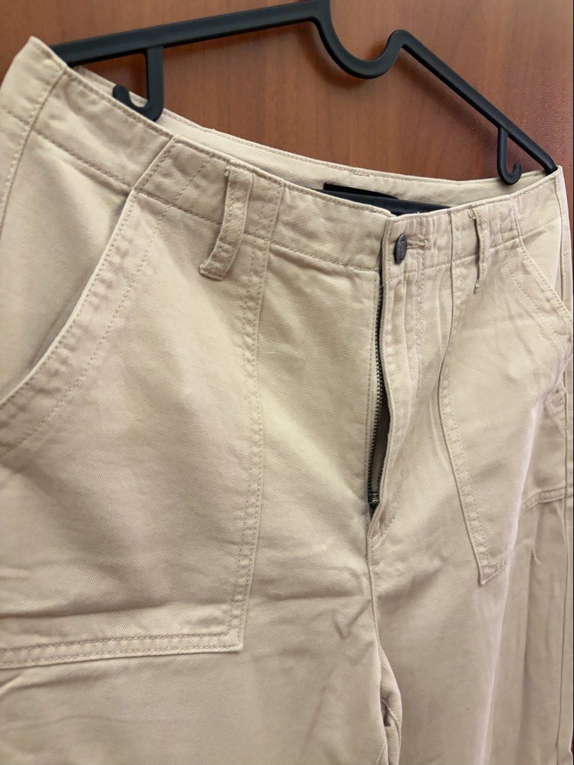 Forever 21 Utility Pocket Pants (Category: Jeans) located in Makati City. Submitted by chloudyday (Listing ID 1470067654, Image 2). Description: Forever 21 Utility Pants, Light Pink, Size M, Regular Fit.