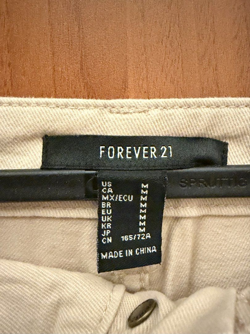 Forever 21 Utility Pocket Pants (Category: Jeans) located in Makati City. Submitted by chloudyday (Listing ID 1470067654, Image 3). Description: Forever 21 Utility Pants, Light Pink, Size M, Regular Fit.