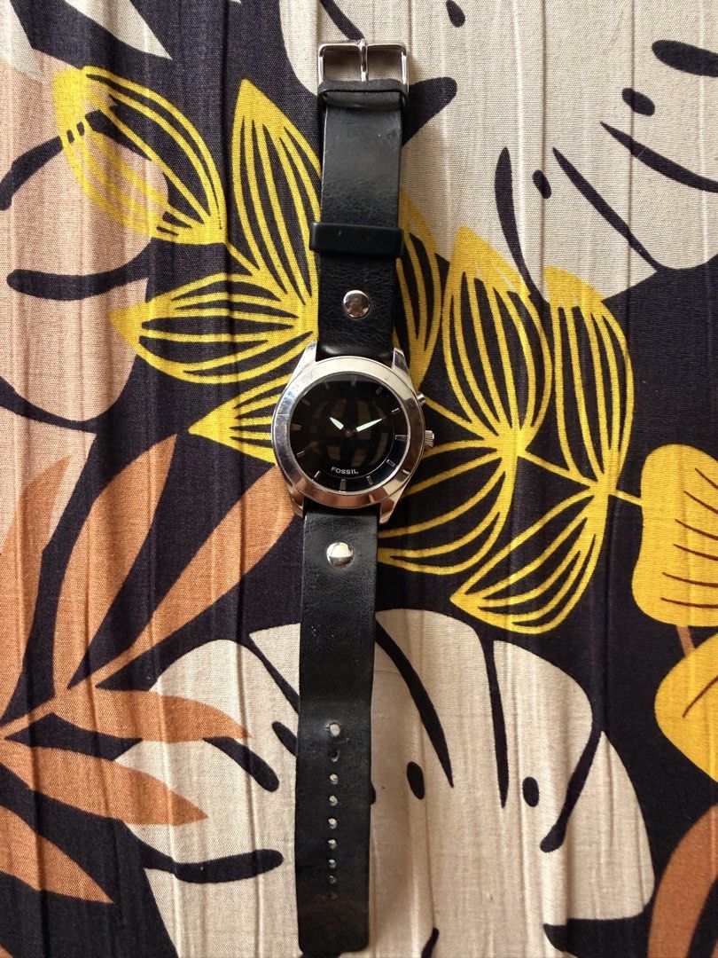 Fossil big tic (Category: Luxury Watches) located in Paranaque City. Submitted by vincentlorenz (Listing ID 1469960563, Image 1). Description: Authentic Vintage rare No issue Newly change battery.