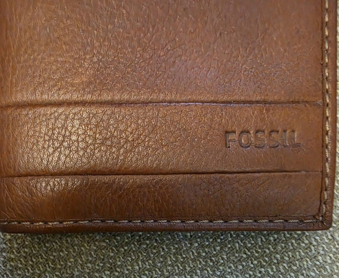 Fossil Brown Leather Long Wallet (Category: Wallets & Card Holders) located in Pasig City. Submitted by starfjames (Listing ID 1469972778, Image 2). Description: New/unused original Fossil leather bifold wallet for only P1,200! Multiple compartments including 7 card slots. Approx. dimensions: 6.5 x 3.5 inches..