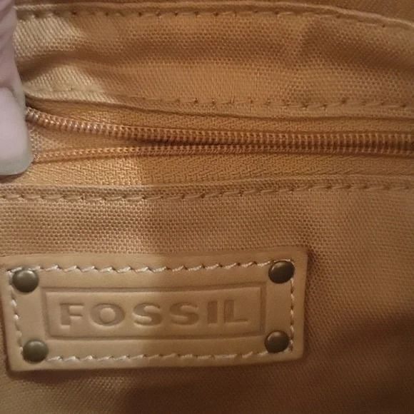 FOSSIL CREAM CROSSBODY BAG (Category: Cross-body Bags) located in Marikina City. Submitted by minimalistmanila (Listing ID 1470109008, Image 2). Description: Genuine Fossil cream leather bag purchased in USA for 220 USD. Versatile color. Medium size. Barely used but has some minimal water marks but can be buffed. Overall in good condition. Order now! *Color may vary due to lighting. .