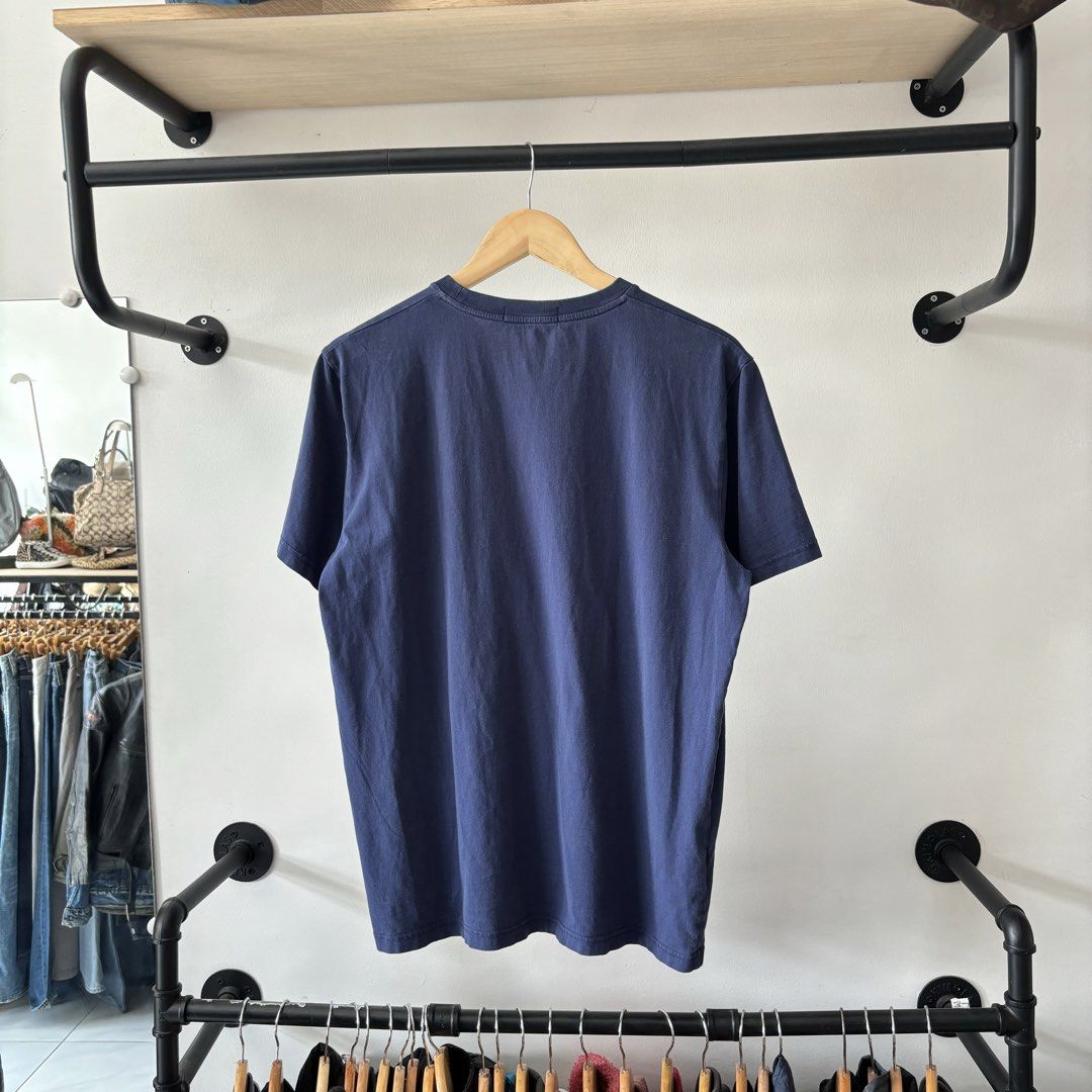 Fred Perry Navy Blue T-Shirt Size L (Category: Tshirts & Polo Shirts ) located in Bambang. Submitted by heats777 (Listing ID 1470018798, Image 3). Description: - Brand: Fred Perry - Style: Casual knit t-shirt / crew neck - Color: Navy blue - Size: Large (L) - Material: 100% cotton (comfortable for daily wear) - Design: Large yellow laurel wreath logo with multi-color graphic block detail on the chest - Origin: Made in China.