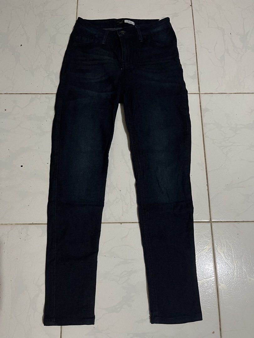 Freego Black Denim Jeans (Category: Jeans) located in Tanza. Submitted by raiordie (Listing ID 1470087279, Image 2). Description: - Brand: Freego - Color: Dark blue - Fit: Classic straight cut - Length: Approx. 37 inches - Pockets: Standard front and back pockets - Condition: Great for everyday casual wear and easy to match with tees or hoodies.