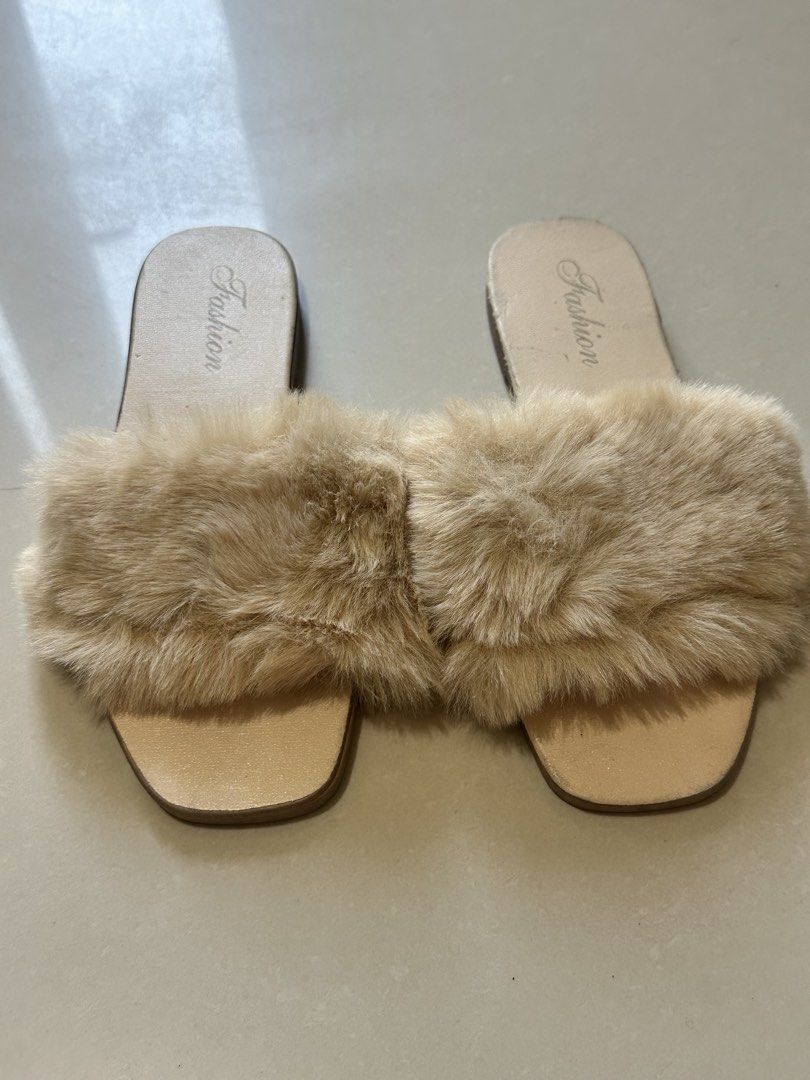 Fuzzy Furry Slide Slippers Sandals Beige (Category: Slippers and slides) located in Manila. Submitted by mkytarr (Listing ID 1470033587, Image 1). Description: Preloved Furry Slide Slippers Beige Small to size, can fot to Size 5-6 Decluttering ✨ My personal preloved pieces 🤎 📍 Roxas Blvd., Pasay City 📦 Pick-up / Lalamove .