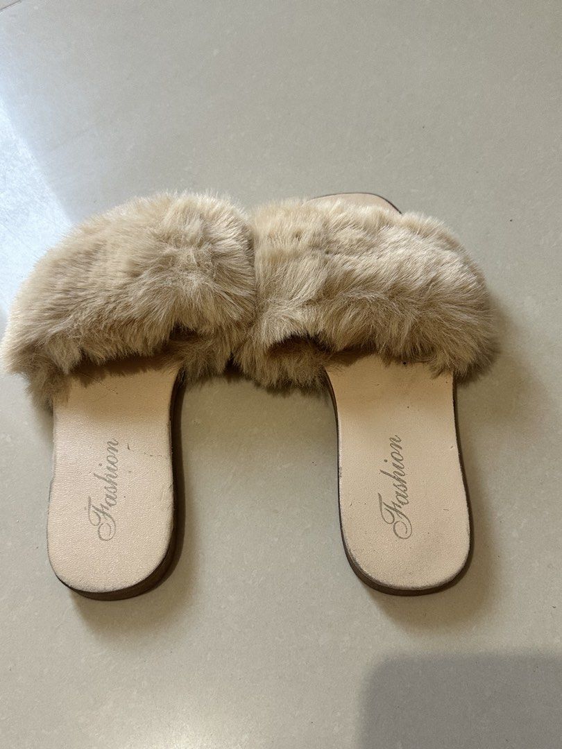 Fuzzy Furry Slide Slippers Sandals Beige (Category: Slippers and slides) located in Manila. Submitted by mkytarr (Listing ID 1470033587, Image 2). Description: Preloved Furry Slide Slippers Beige Small to size, can fot to Size 5-6 Decluttering ✨ My personal preloved pieces 🤎 📍 Roxas Blvd., Pasay City 📦 Pick-up / Lalamove .
