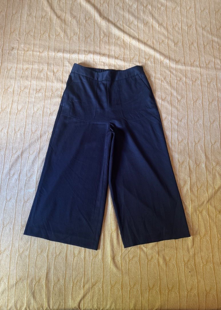 G2000 Culotte Navy Blue Size (Category: Jeans) located in Calasiao. Submitted by clothesbykim (Listing ID 1469996939, Image 1). Description: - Brand: G2000 - Color: Navy Blue - Size: M - Style: Wide leg, cropped culotte pants with front pockets - Details: Elastic waistband at the back for comfort, smooth premium fabric - Condition/Use: Versatile for both work and casual days.