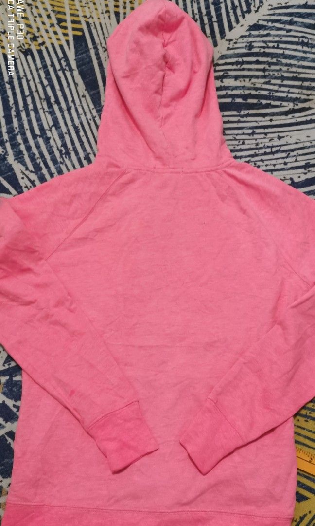 Gap logo zip up hoodie (Category: Coats, Jackets and Outerwear) located in San Jose. Submitted by thrift_ni_sir (Listing ID 1470074918, Image 2). Description: Excellent condition MOP gcash MOD j&t Add shipping fee.