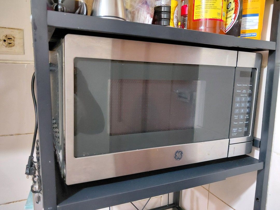 GE 20L Microwave Oven (Category: Ovens & Toasters) located in Manila. Submitted by boldtree-0643 (Listing ID 1470119998, Image 1). Description: moving out sale selling my GE 20L microwave oven di masyadong nagamit ..