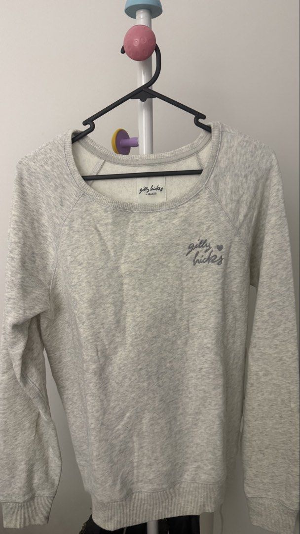 Gilly Hicks by Hollister Grey Sweatshirt (Category: Coats, Jackets and Outerwear) located in Makati City. Submitted by andrae.thomas (Listing ID 1470014136, Image 2). Description: - Gilly Hicks by Hollister grey marl sweatshirt with long sleeves and ribbed cuffs. - Size: Medium - Once worn MAKATI AREA Meet Up: TAFT, Dlsu, CSB, Cash and Carry Fixed price.