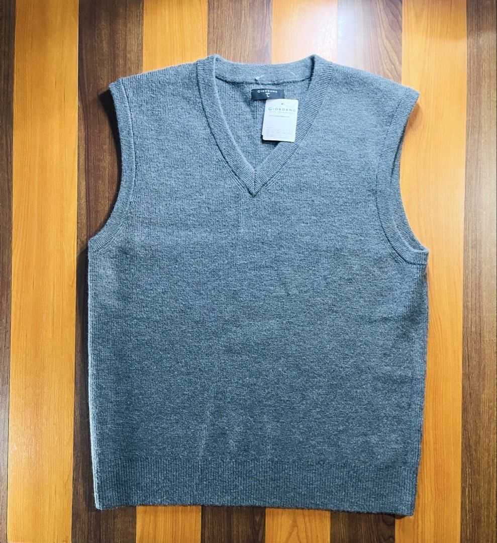 Giordano Large Mens Vest Gray (Category: Tshirts & Polo Shirts ) located in Quezon City. Submitted by akieo (Listing ID 1470125075, Image 1). Description: Giordano vest brand new mens Imported from HK Size Large Color gray Price 1k only‼️ Qc Shipping available .