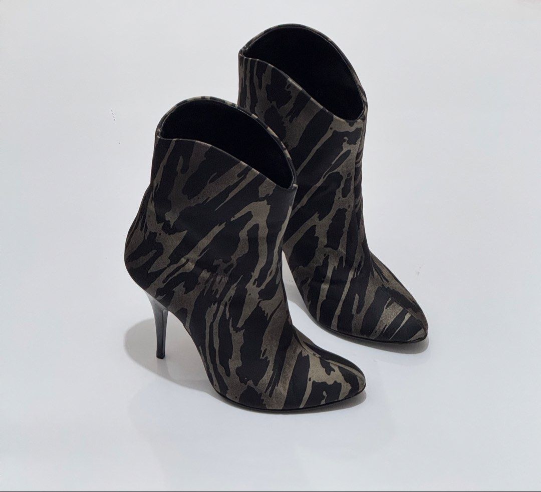Giuseppe zanoti boots (Category: Boots) located in Quezon City. Submitted by byuklph (Listing ID 1470128622, Image 3). Description: Authentic 💯size36.5/23cm🦋 Excellent condition Normal signs of used .
