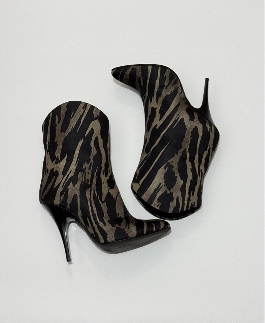 Giuseppe zanoti boots (Category: Boots) located in Quezon City. Submitted by byuklph (Listing ID 1470128622, Image 1). Description: Authentic 💯size36.5/23cm🦋 Excellent condition Normal signs of used .