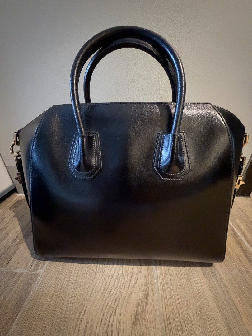 Givenchy Antigona Large Smooth Calfskin Leather (Category: Luxury Bags & Wallets) located in Manila. Submitted by metrowonder (Listing ID 1469952985, Image 2). Description: .