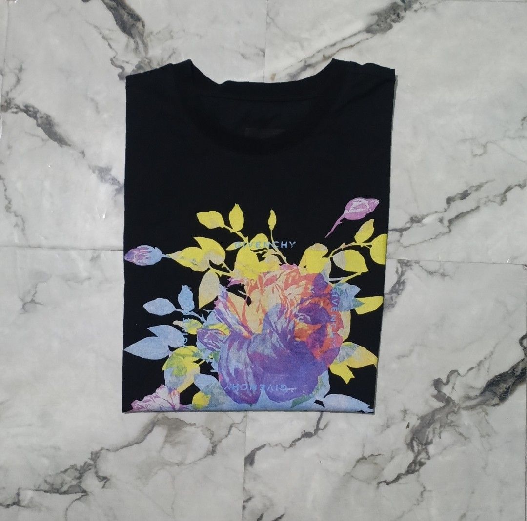 Givenchy Floral Shirt (Category: Luxury Apparel) located in Bacolod City. Submitted by luxtrend.ph (Listing ID 1469952207, Image 2). Description: G!V€NCHY FLORAL SHIRT •Photos may vary due to lighting✨ •For Men •Size: Large - XL can fit •Measurements: 23W / 29L •Condition: Excellent •Issues: None •Actual Color: Black🖤 •Color Rate: 9.5/10 •Complete tags •₱rice: 2,280 DM to purchase🛒🛒🛒 Courier: J&T Express MOP: Gcash / Bank Transfer PAYMENT FIR