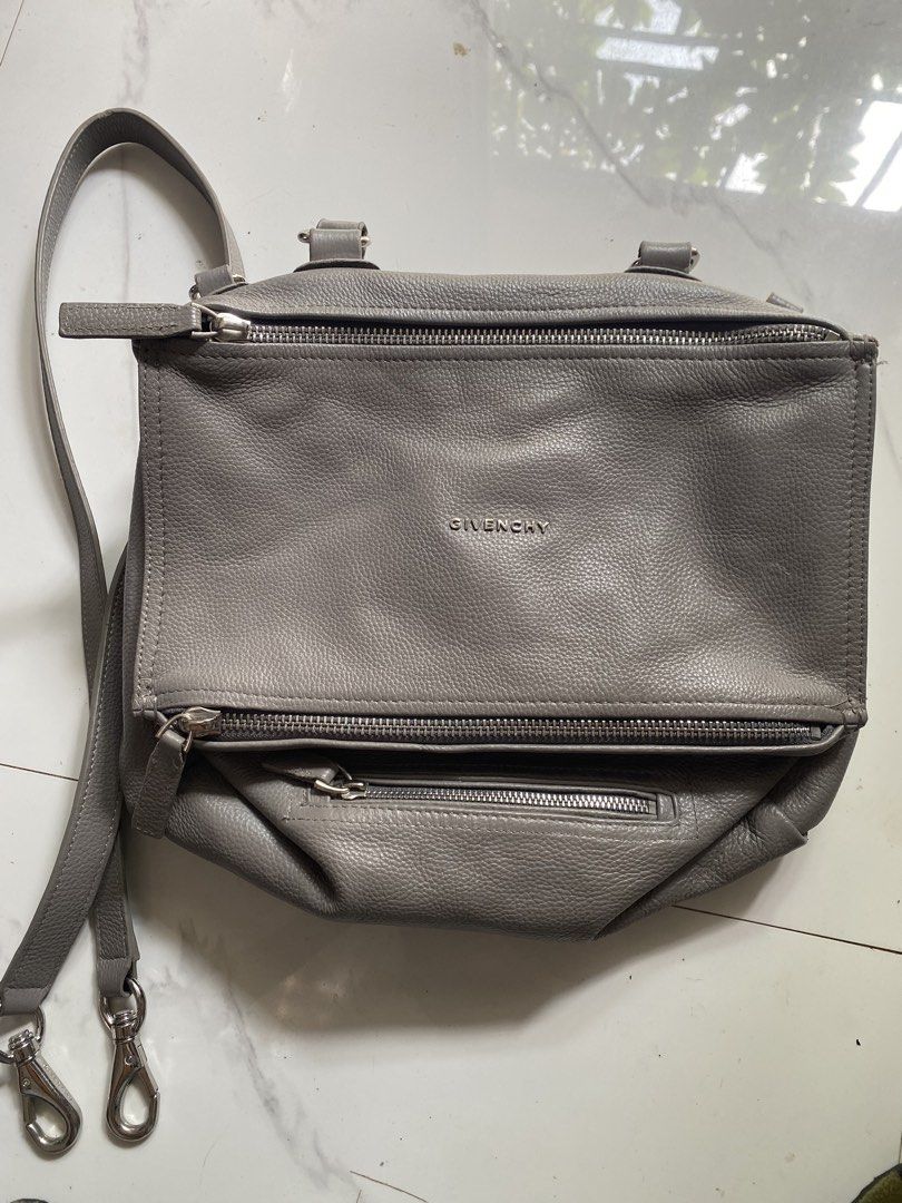 GIVENCHY PANDORA (Category: Luxury Bags & Wallets) located in Zaragoza. Submitted by 9701026734 (Listing ID 1469965420, Image 1). Description: GIVENCHY PANDORA VERY GOOD CONDITION GIVENCHY ZIP WITH MINIMAL FLAWS BUT GREAT CONDITION LOCATION ZARAGOZA NUEVA ECIJA .