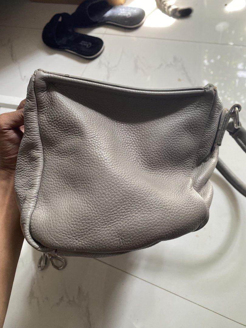 GIVENCHY PANDORA (Category: Luxury Bags & Wallets) located in Zaragoza. Submitted by 9701026734 (Listing ID 1469965420, Image 2). Description: GIVENCHY PANDORA VERY GOOD CONDITION GIVENCHY ZIP WITH MINIMAL FLAWS BUT GREAT CONDITION LOCATION ZARAGOZA NUEVA ECIJA .
