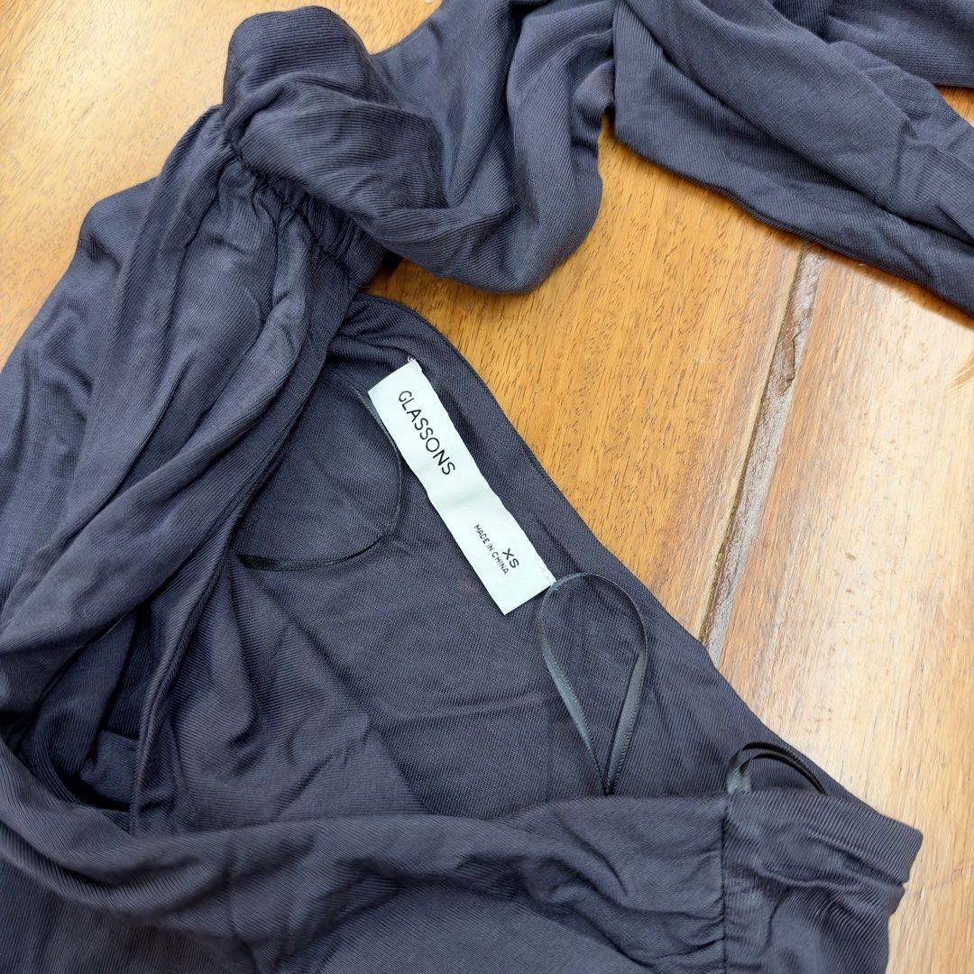GLASSONS ONE SHOULDER SCARF TOP (Category: Sleeveless) located in Muntinlupa City. Submitted by curationbymich (Listing ID 1470132899, Image 2). Description: .