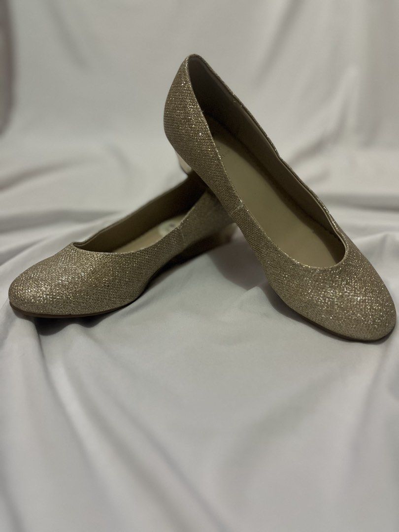 Gold ballet flats (Category: Heels) located in Baguio. Submitted by grrrrwmm__2day (Listing ID 1470082273, Image 1). Description: .