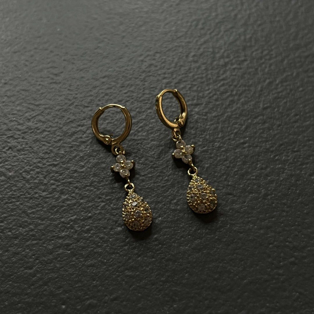 Gold Diamond Hoop Earrings (Category: Earrings) located in Makati City. Submitted by akiva. (Listing ID 1470040229, Image 2). Description: .